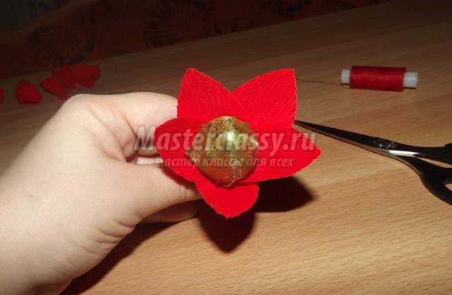 красный конфетный цветок своими руками