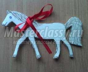 Символ 2014 года - белая лошадка из пенопласта. Мастер-класс с пошаговыми фото