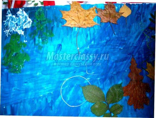 новогодняя картина с отпечатками листьев и трав. Дед Мороз