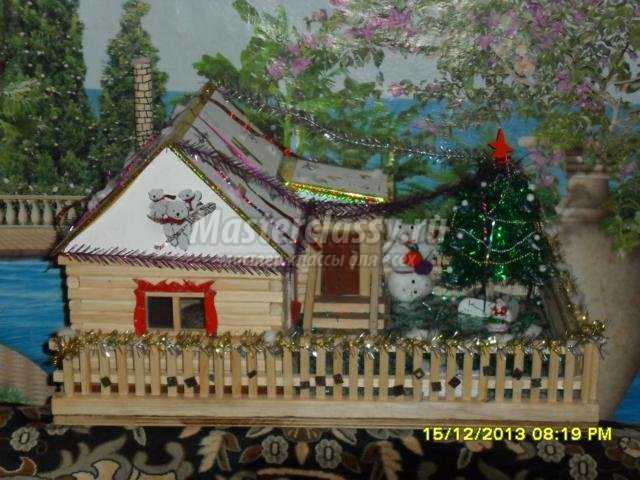 новогодний дворик из деревянных брусочков 