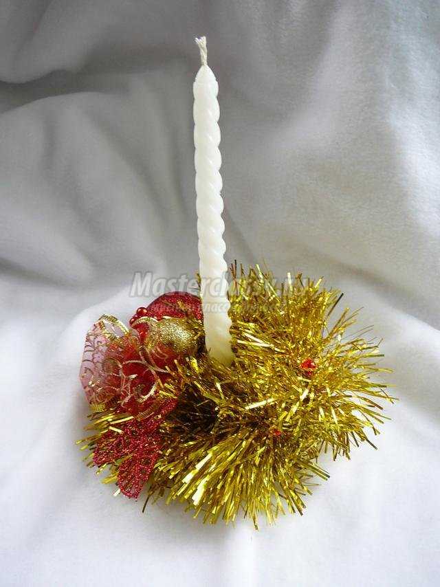 рождественский венок, украшение на бутылку и подсвечник из елочной мишуры