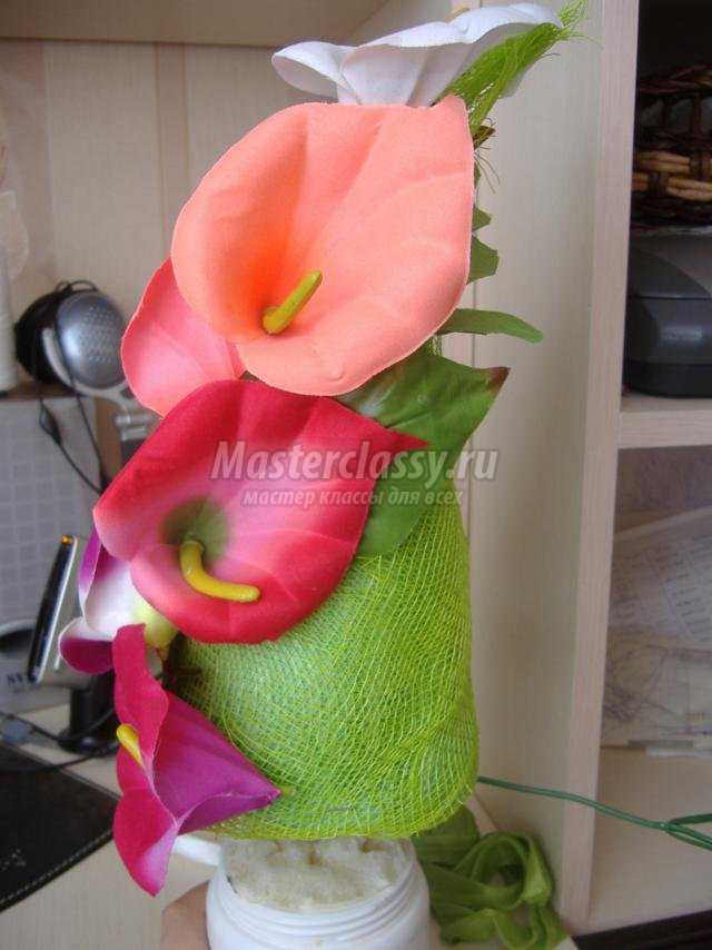 елочка из искусственных цветов и флористической сетки