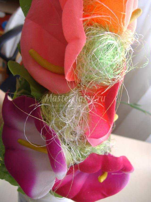 елочка из искусственных цветов и флористической сетки
