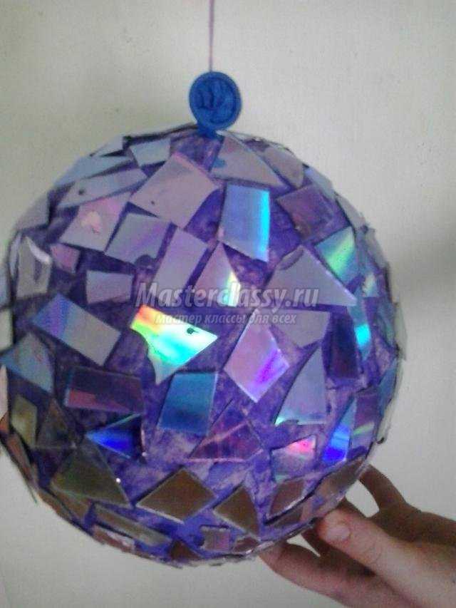 новогодний шар из воздушного шарика и дисков