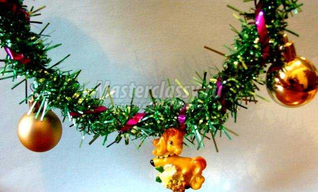 рождественский венок из мишуры с колокольчиками, шарами и лошадкой