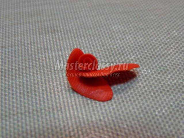 кулон из полимерной глины в форме сердца на День Валентина. Алые розы