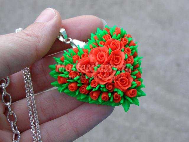 кулон из полимерной глины в форме сердца на День Валентина. Алые розы