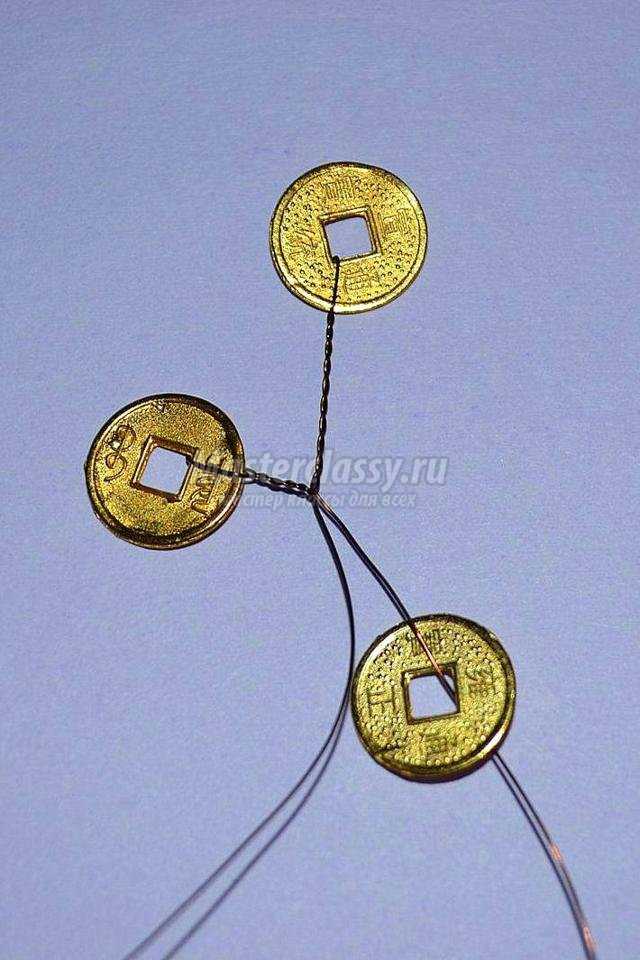 денежное дерево из декоративных монет