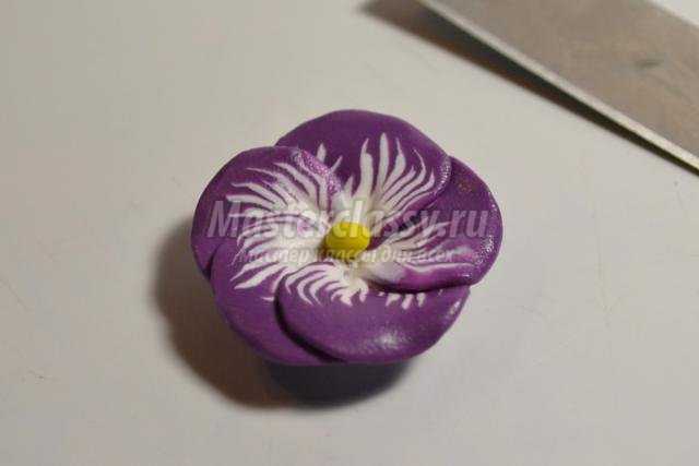 нежный цветок из полимерной глины