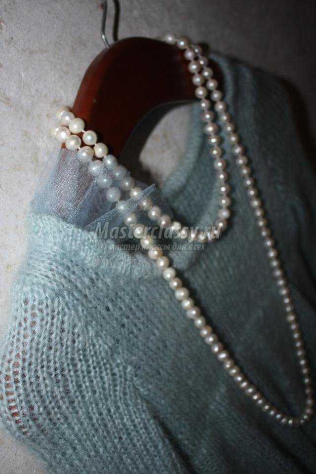 вязаное спицами мохеровое платье с воланами