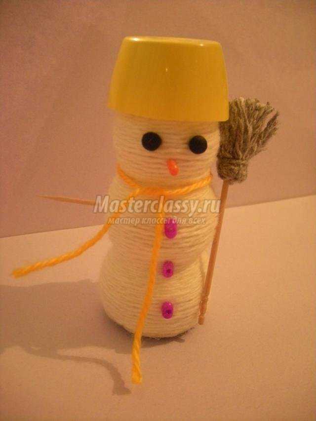 весёлый снеговик из пластиковой бутылки