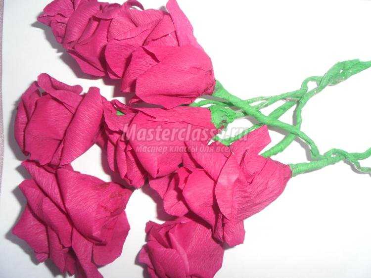 букет роз из гофрированной бумаги ко Дню Святого Валентина
