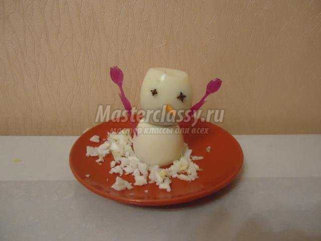 забавный снеговик из яиц своими руками