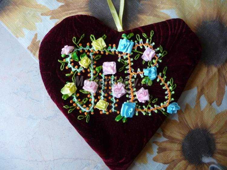 сердце из ткани с инициалами ко Дню Валентина