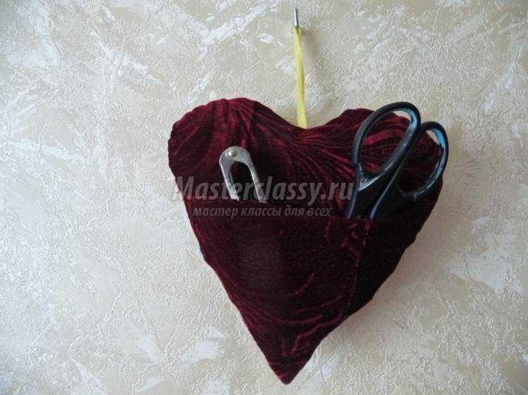 сердце из ткани с инициалами ко Дню Валентина