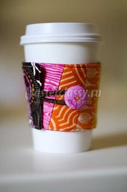Чехол для чашки из цветных кусочков ткани