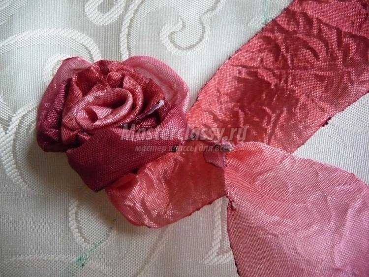 вышивка лентами. Подушка с розами