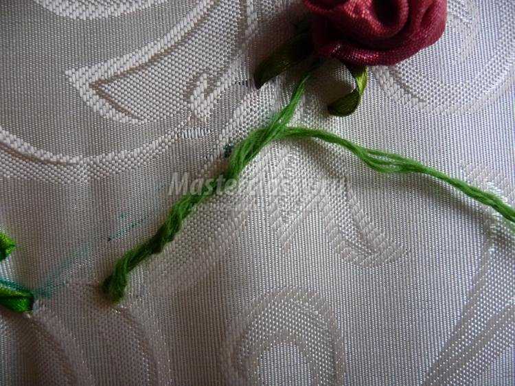 вышивка лентами. Подушка с розами