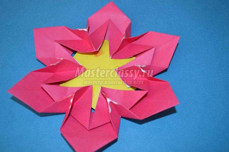 оригами. Цветок из модулей на 8 Марта