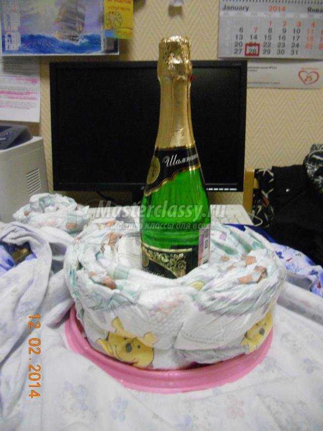 торт для новорожденного из памперсов, пеленок и шампанского