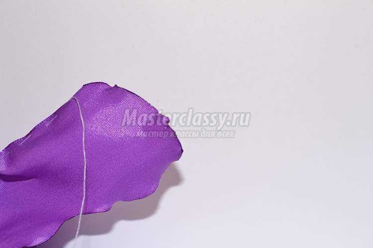 Фиолетовые цветы из лент