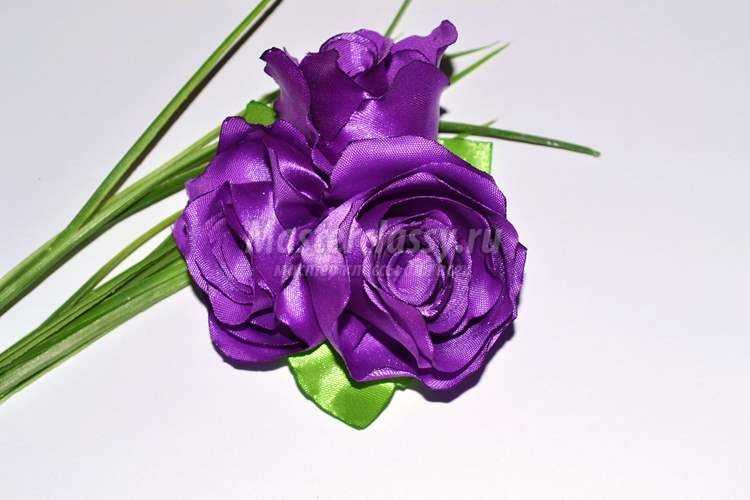 Фиолетовые цветы из лент