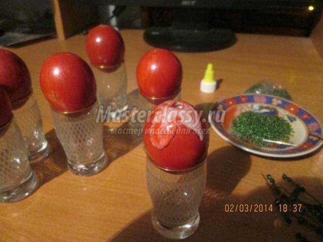 пасхальные яйца, декорированные бисером. Ягоды клубники