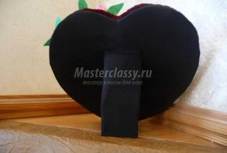 фоторамка в форме сердца с розами из лент