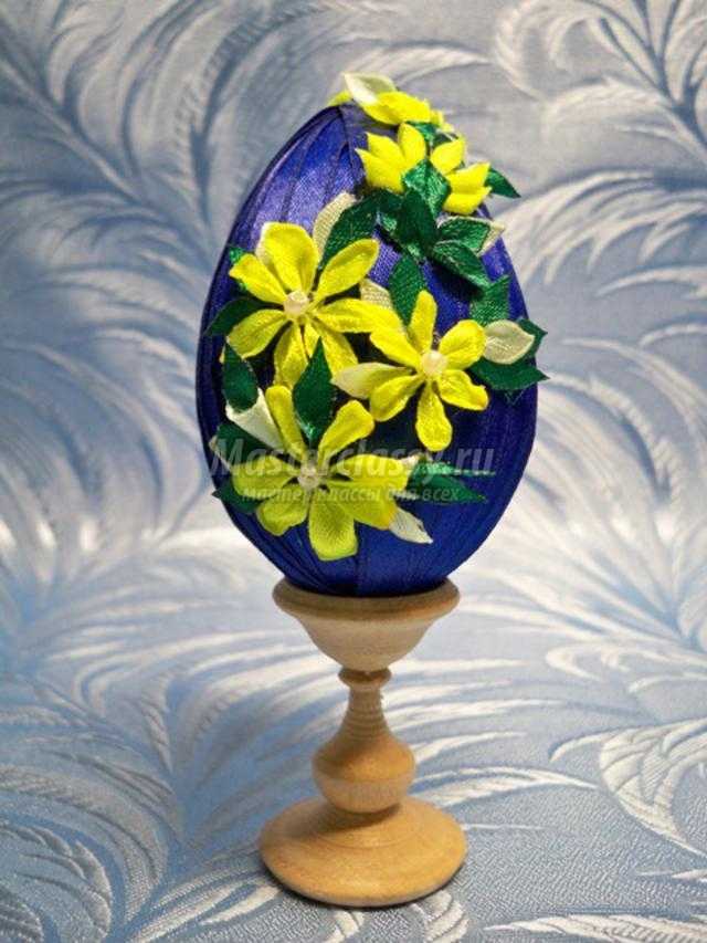пасхальное яйцо с цветами из атласных лент. Калейдоскоп