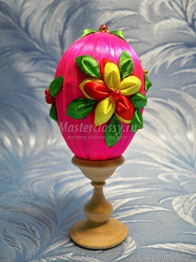 пасхальное яйцо с цветами из атласных лент. Калейдоскоп