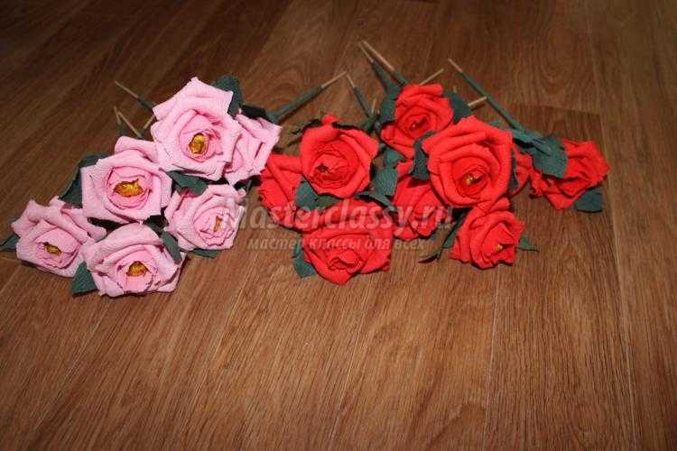 корзинка с розами из конфет и гофрированной бумаги