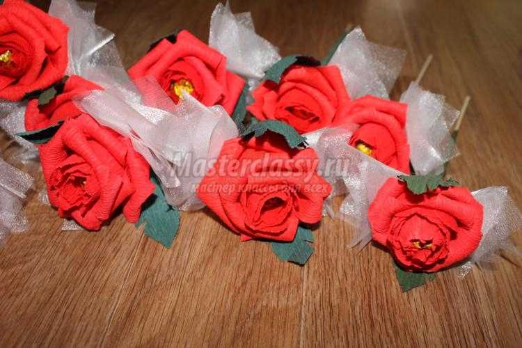 корзинка с розами из конфет и гофрированной бумаги