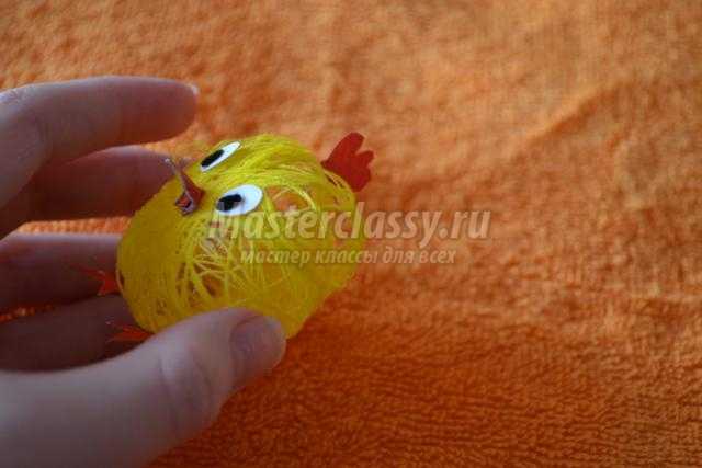 пасхальный сувенир из ниток. Цыпленок в яйце
