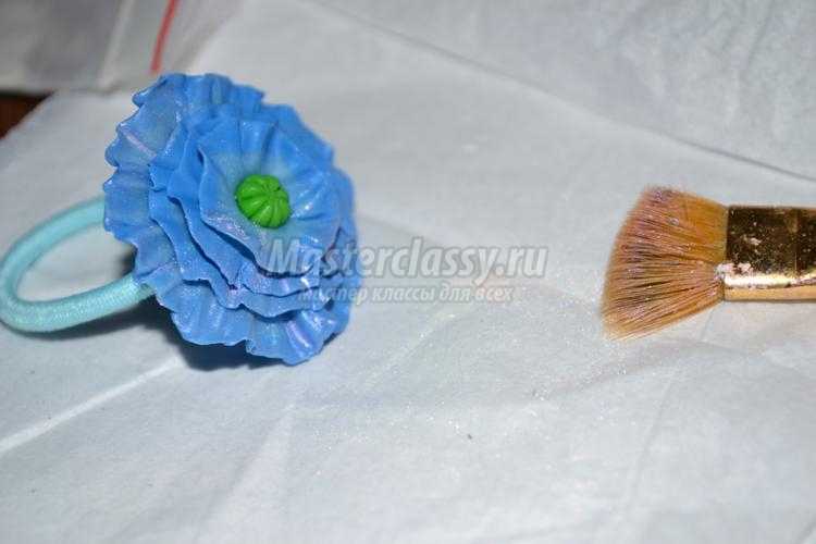 резинка для волос с цветком из холодного фарфора