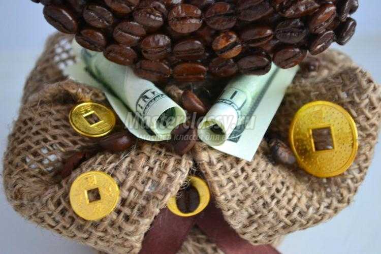 денежный сувенир из кофе. Евро в мешке