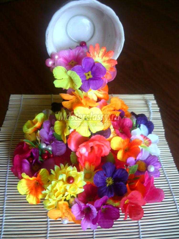 Декоративная композиция из цветов. Цветочная чашечка.