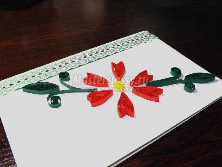 открытка в технике квиллинг с цветами и кружевом