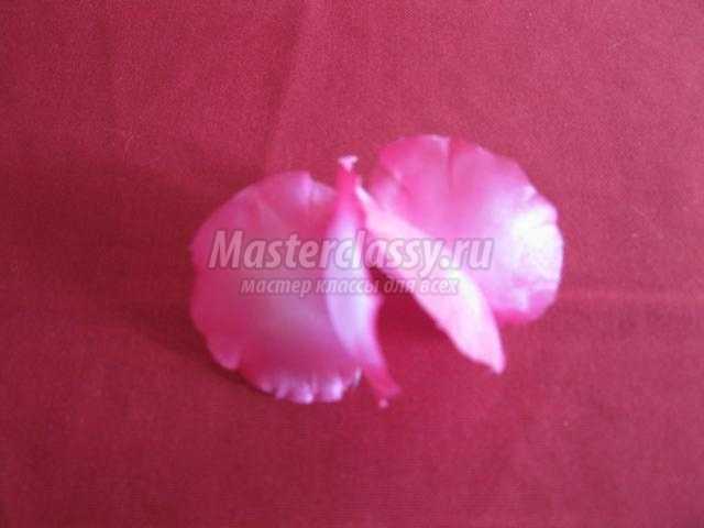 брошь с розой из ткани в японской технике