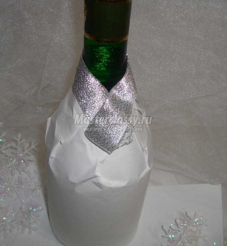 новогодняя елка из бутылки шампанского и лент