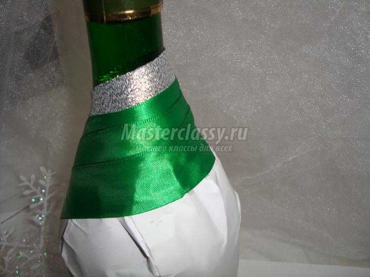 новогодняя елка из бутылки шампанского и лент