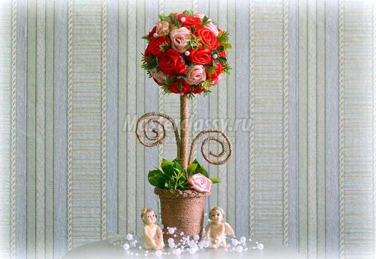 топиарий с розами из атласных лент