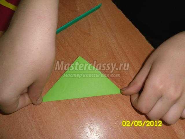 ромашка для мамы в технике оригами