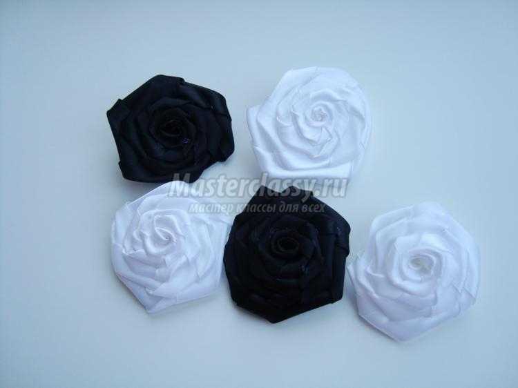 корзина с черно-белыми розами из лент