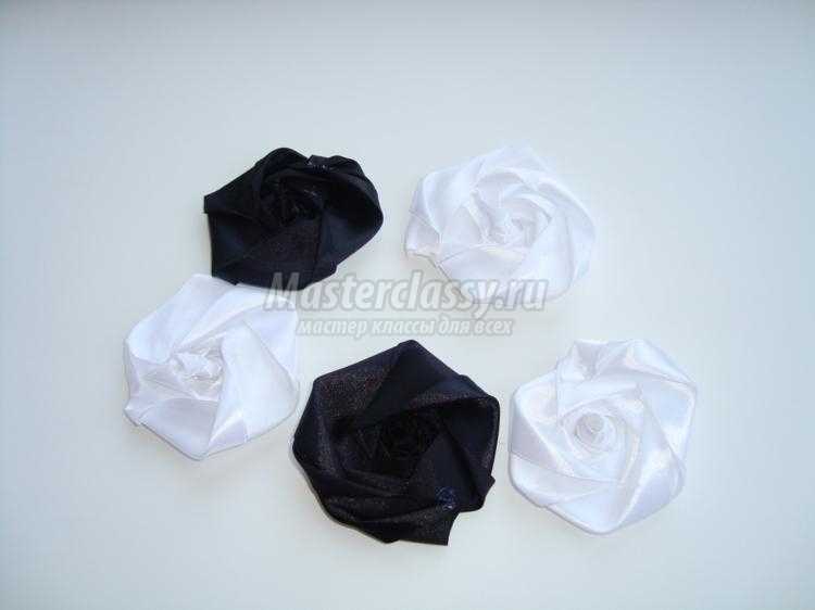 корзина с черно-белыми розами из лент