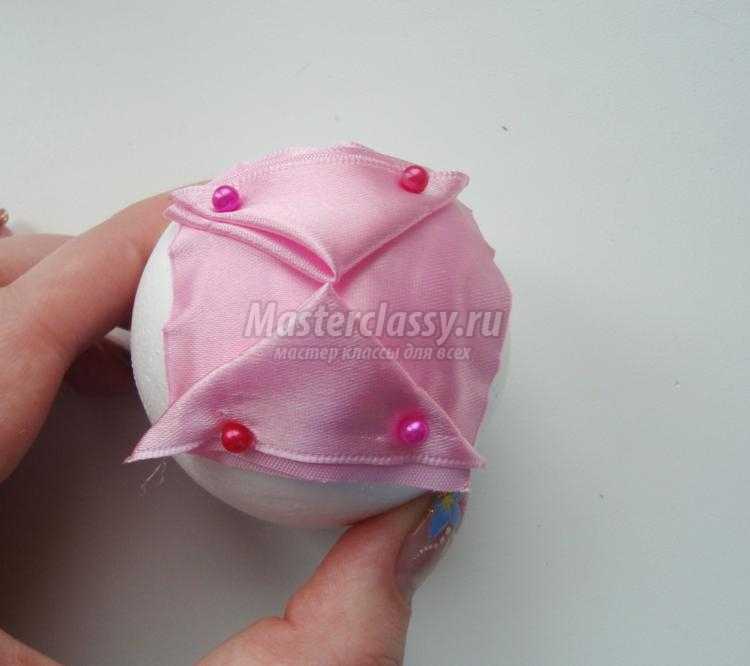 розовый елочный шар из лент в технике артишок