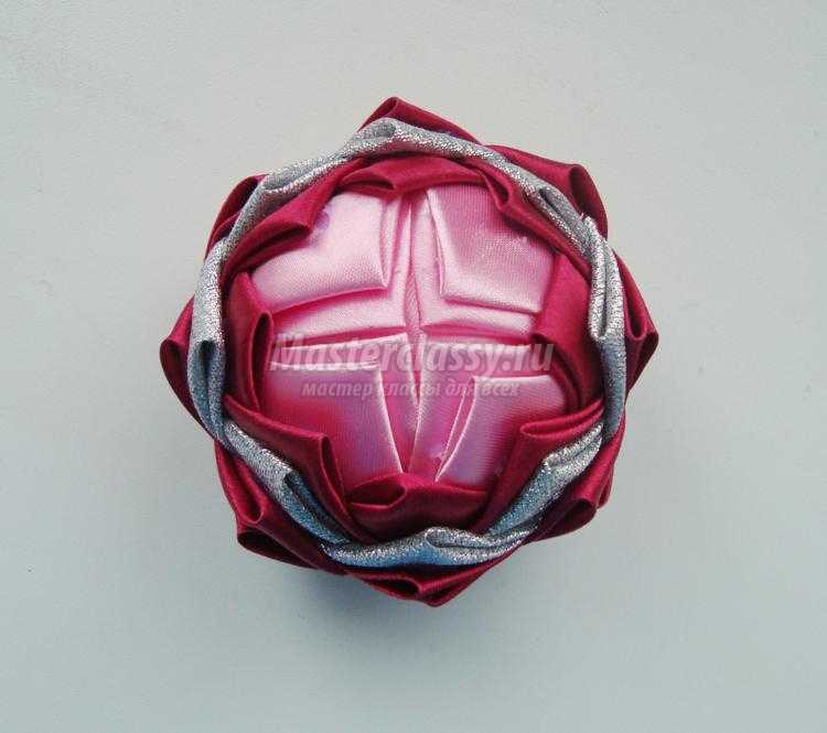 розовый елочный шар из лент в технике артишок