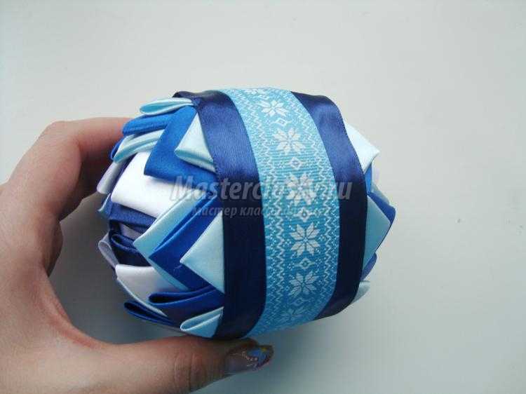 новогодний синий шар из лент своими руками