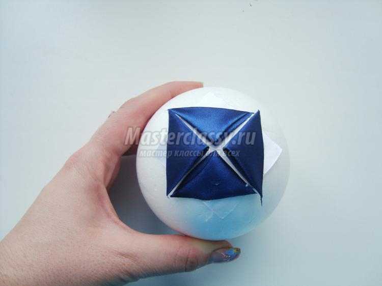 новогодний синий шар из лент своими руками