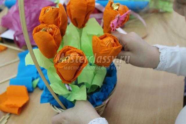 корзинка с цветами из конфет для мамы