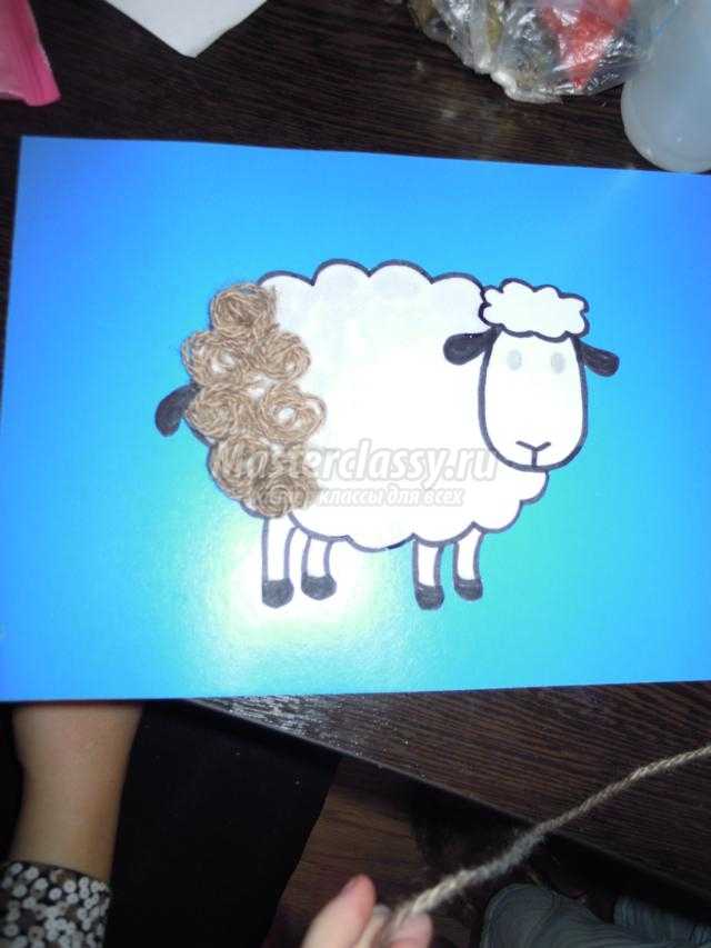 новогодняя аппликация с овечкой из пуговиц и ниток